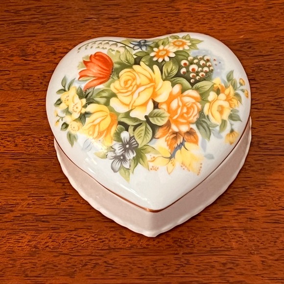 Other - Vintage Heart Shaped Porcelain Trinket Box Floral Rose‎ Gold Trim Scalloped Base